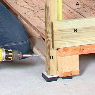 Brænde Skur: Montér den første lægte på pallen Brænde Skur